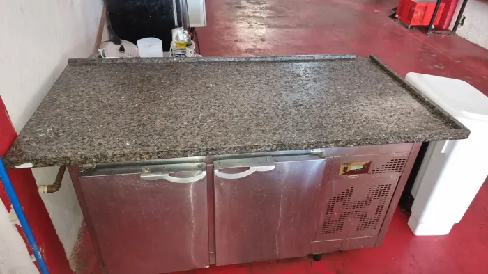 Balcão inox refrigerado com pedra de marmore