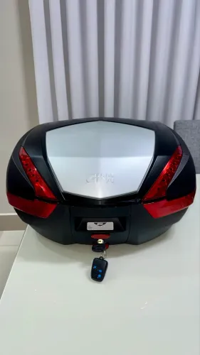 Baú Givi v47 + base do baú