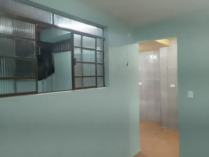 Aluga-se casa com 2 cômodos : quarto, cozinha, banheiro e área de serviço coberta.