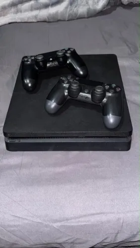 PlayStation 4 Slim 1 TB + 2 Controles + Red Dead Redemption 2 Lacre Original