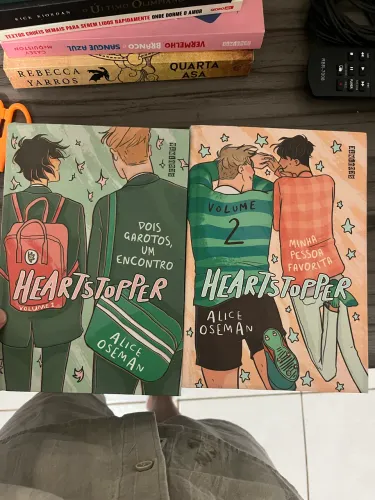 Livro heartstopper 1 e 2 capa dura  
