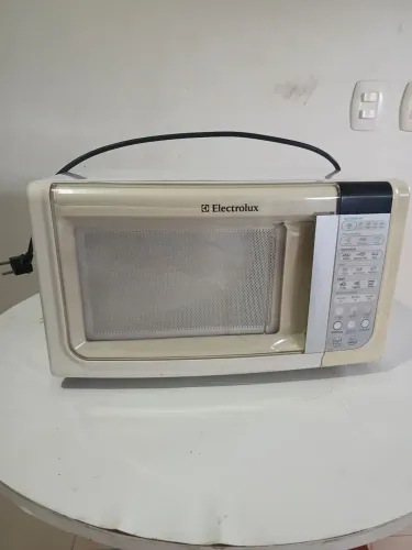 Micro-ondas Electrolux m ef 33 capacidade 23 litros funcionando perfeitamente