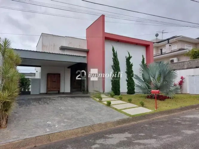 Casa à venda em condomínio alto padrão na Granja Viana, são 3 suítes, 317 m², Golf Village