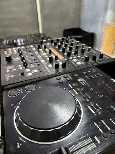 VENDO KIT 02 CDJ 350 PIONEER + MIXER DDM-4000 BEHRINGER COM CASE