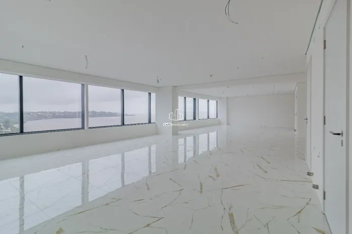 Sala unificada com 139 m², com vista para o Guaíba