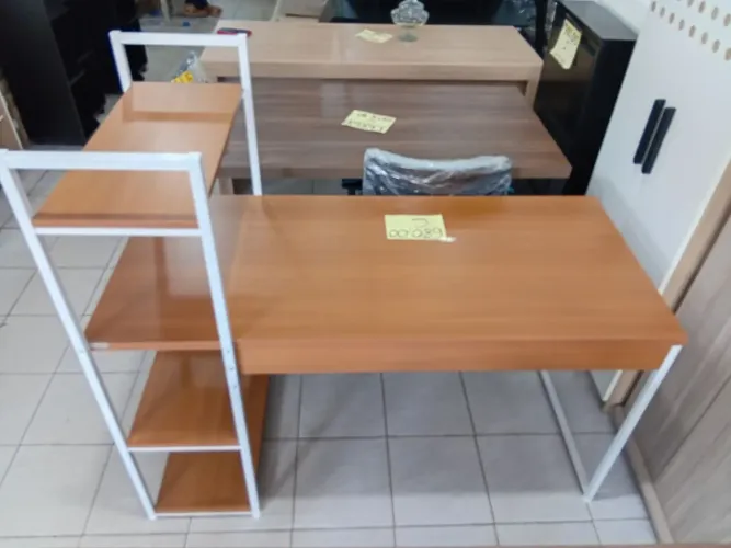 Mesa com prateleiras 