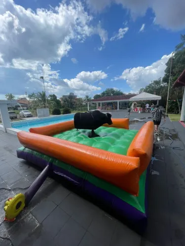 touro mecânico, tobogã, futebol de sabão