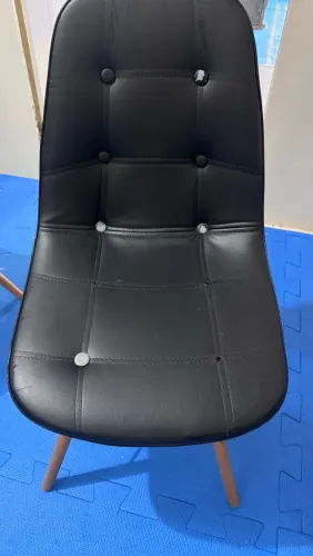 Cadeira estofada preta