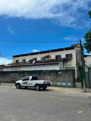 Casa Plana em predio fechado Ótima Localização! 2 quartos, wc, sala, cozinha, e área de se