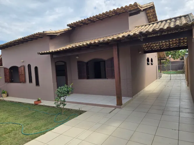 Alugo casa completa com três quartos na Vila Capri, com área gourmet, chuveirão, quintal