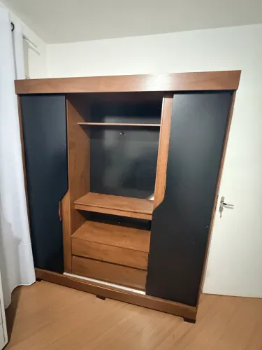 Armário de solteiro duas portas com espaço pra TV