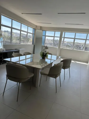 Mesa com cadeiras, alto padrão com tampo de vidro