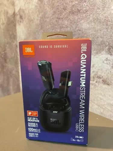 microfone de lapela JBL Quantum Stream Wireless com conexão USB-C.
