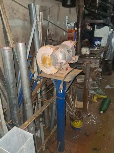 Motoesmeril 1/2HP 6" - Funcionando Monofásico 220V. Acompanha pedestal. Rebolos bons. Ide