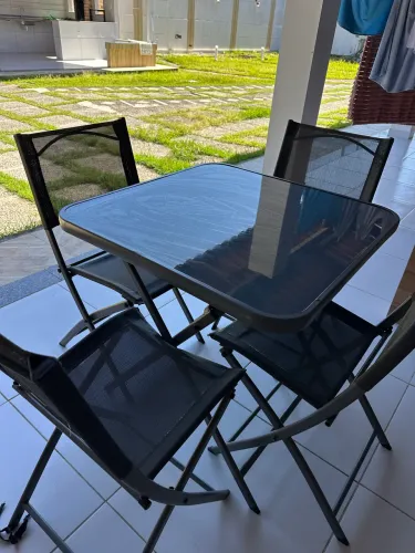 conjunto de mesa com 4 cadeiras dobráveis ideal para área gourmet 