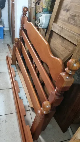 Cama de casal, madeira bruta
