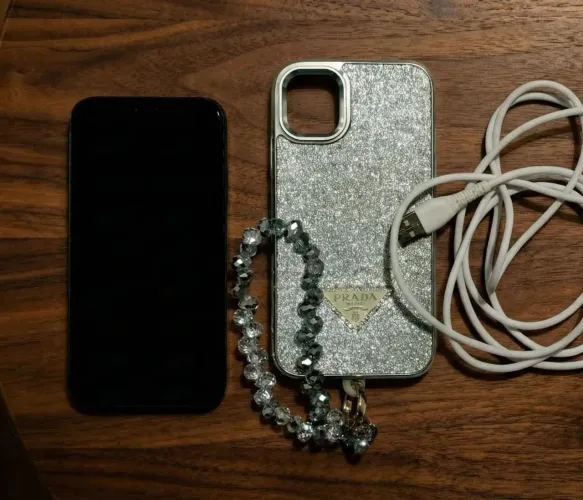 ? iPhone 11 com carregador, capa e película 