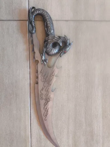adaga decorativa temática de dragão