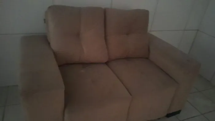 Sofá 2 lugares, todo bom. Só vai precisar lavar pois está sem ser usadoguardado