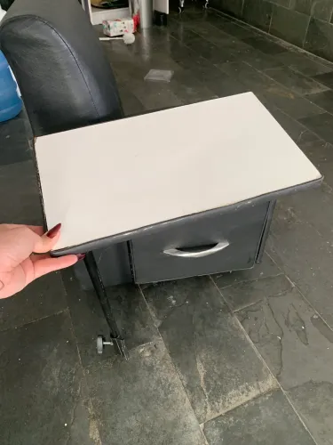 Poltroninha de courino,para manicure/pedicure .semi nova sem avarias .