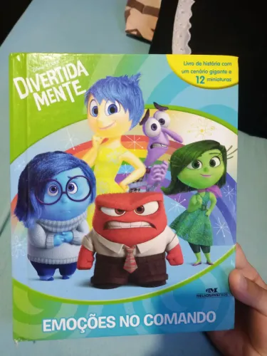 Livro com miniaturas do filme Divertida mente( Disney · Pixar) - ler descrição