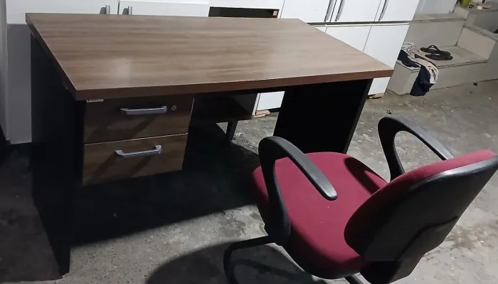 Mesa de escritório com cadeira