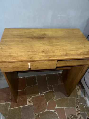 Mesa de estudo com algumas fissuras, mas em ótimo estado para uso