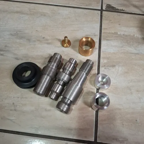 Lote de peças usinadas em torno - exercícios de tornearia - aço, bronze e polia