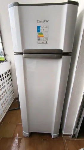 Geladeira Esmaltec duas portas degelo manual - 1 ano e 6 meses de uso