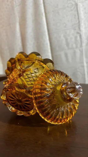 bomboniere de vidro âmbar com tampa estilo retrô