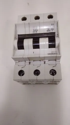 DISJUNTOR TRIFÁSICO SIEMENS CLASSE C 16 AMPERES