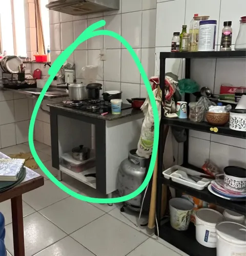 Fogão cooktop, com pedra de mármore.