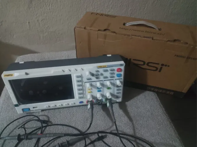 Osciloscópio e gerador de sinal, FNIRSI De dois canais, completo na caixa.
