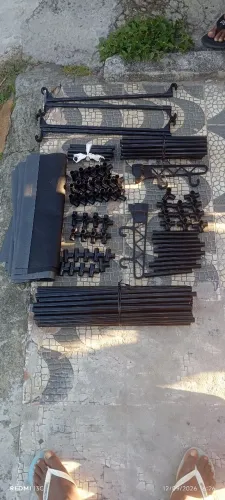 dois armários de tubos metálicos de encaixe um branco e outro preto
