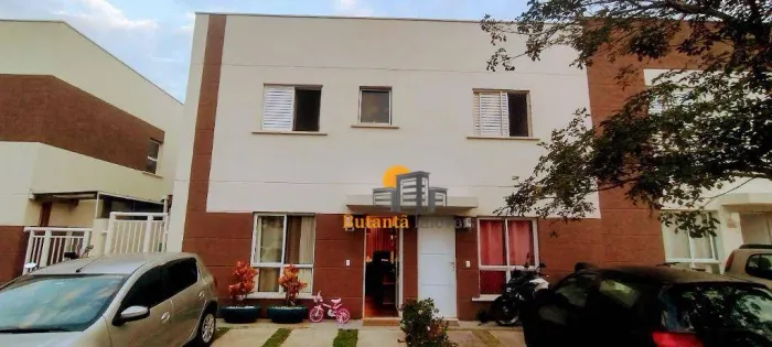 Casa à venda em Condomínio Fechado com Lazer na Granja Viana com 3 quartos!