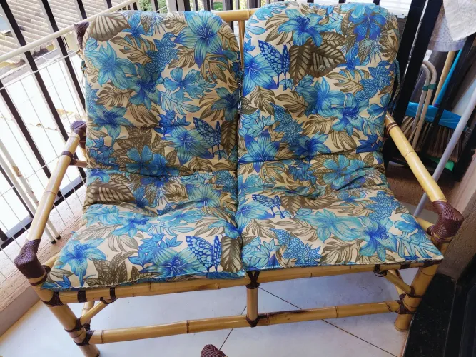 Conjunto de sofá 2 lugares e 1 lugar com mesa de centro em bambu