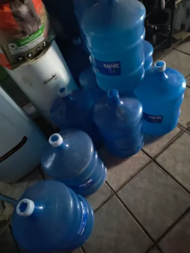 Galão de água vazio dentro do prazo de validade, estoque de 14 unidades