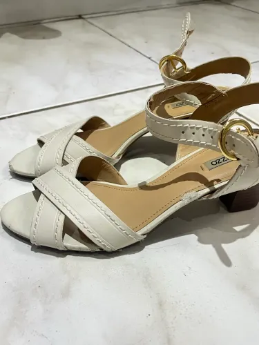salto alto arezzo off white usado