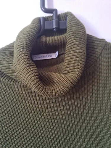 Crooped de lã verde, com gola alta, novinho