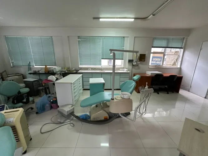Sala comercial com equipamentos odontológico.