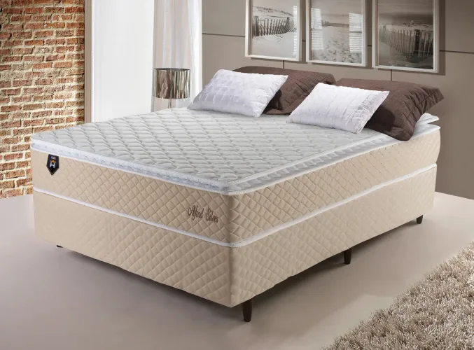 Cama novas no plástico da fábrica