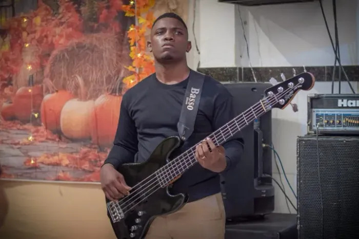 Baixo 5 cordas squeir fender jazz bass