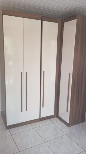 Guarda Roupa de Canto
