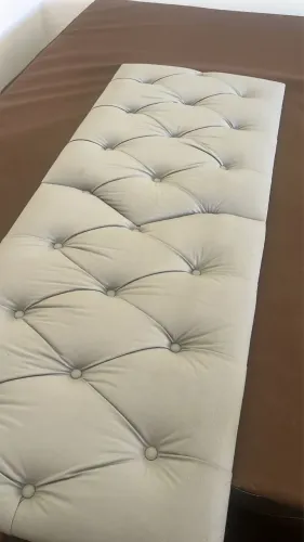     Cabeceira de cama estofada capitonê branca