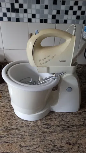 Batedeira Walita com pedestal e acessórios.