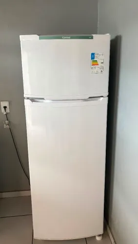 Geladeira em ótimo estado, funcionando tudo perfeitamente, gelando bem. Estado de novo