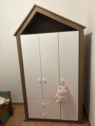 Vendo guarda-roupas de bebê.