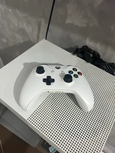 Vendo Xbox One S - 1TB Novo e zerado!