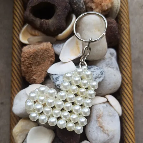 Chaveiro de coração de pérolas 