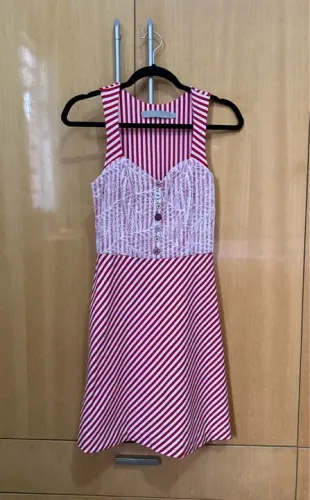Vendo vestido branco com vermelho listrado, com botões enfeitando a parte do busto